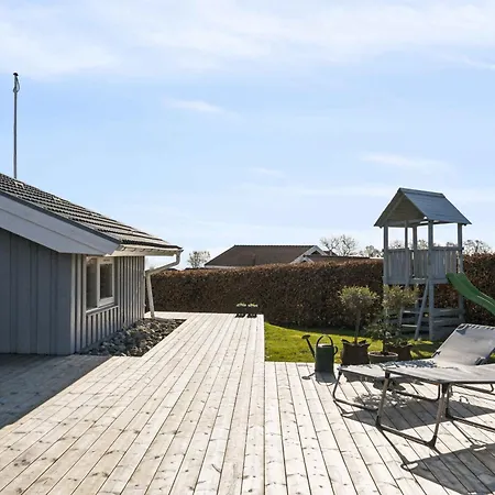 בית נופש Lovely Summer House With Sea View *