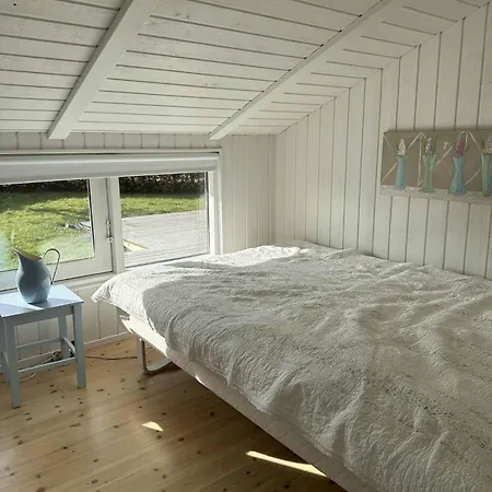 בית נופש Lovely Summer House With Sea View Sjolund