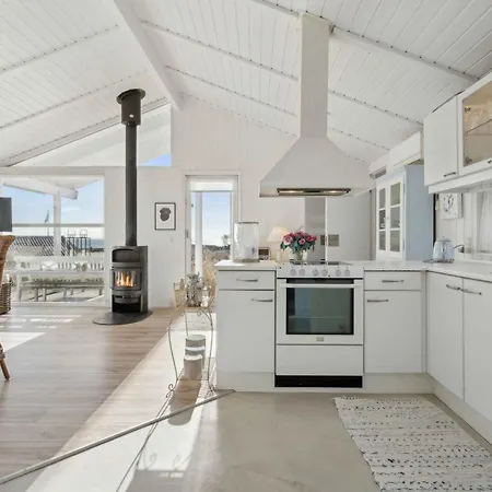 Lovely Summer House With Sea View Holiday home