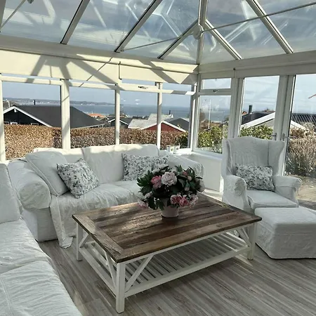 בית נופש Lovely Summer House With Sea View *